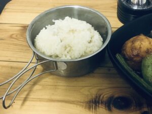 キャンプ飯に向いている主食はご飯物？それとも麺類？