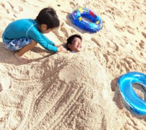 海水浴で砂埋めするとこころと体に意外といい効果があるみたい